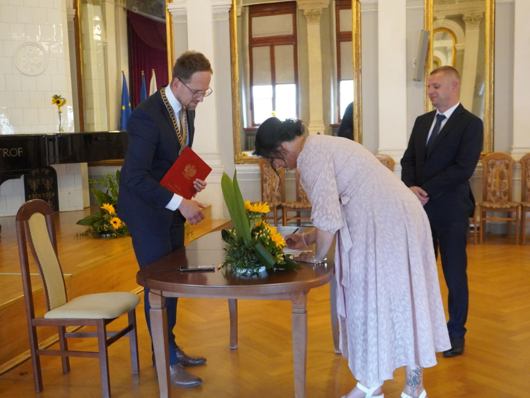 Prezydent Tarnowa udzielił ślubu. Anna i Mariusz powiedzieli sobie „tak” w Sali Lustrzanej