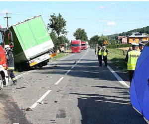 Tragiczny wypadek pod Jasłem. Ciężarówka zderzyła się z samochodem osobowym: nie żyją 3 osoby
