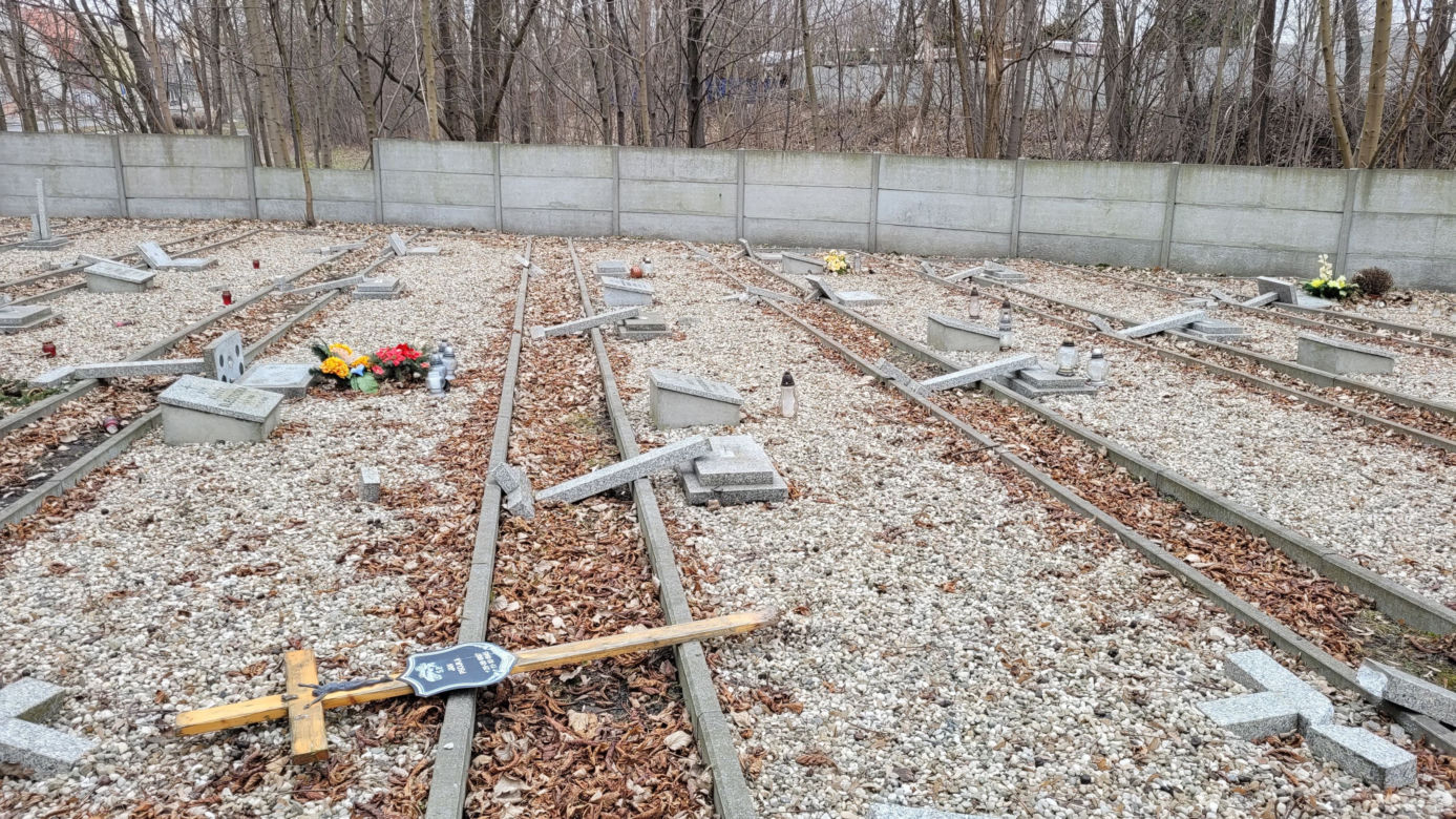 Mysłowice. Zdewastowany cmentarz przy ul. Oświęcimskiej
