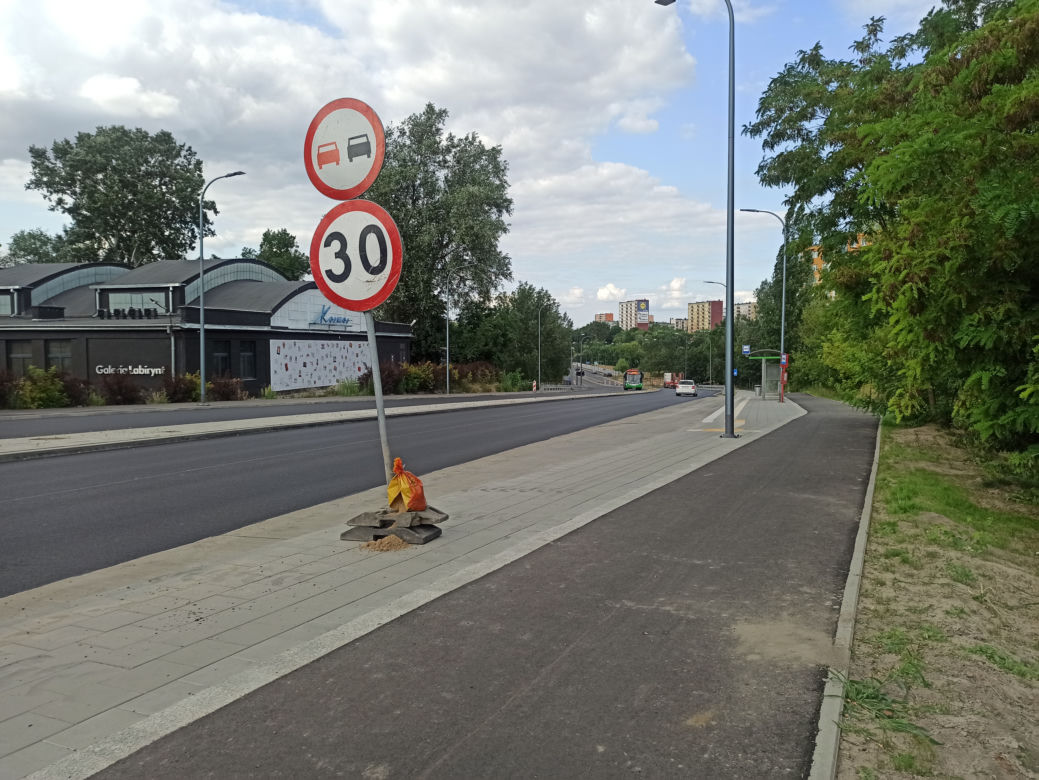 Rowerzyści z nowej ścieżki trafią... na schody
