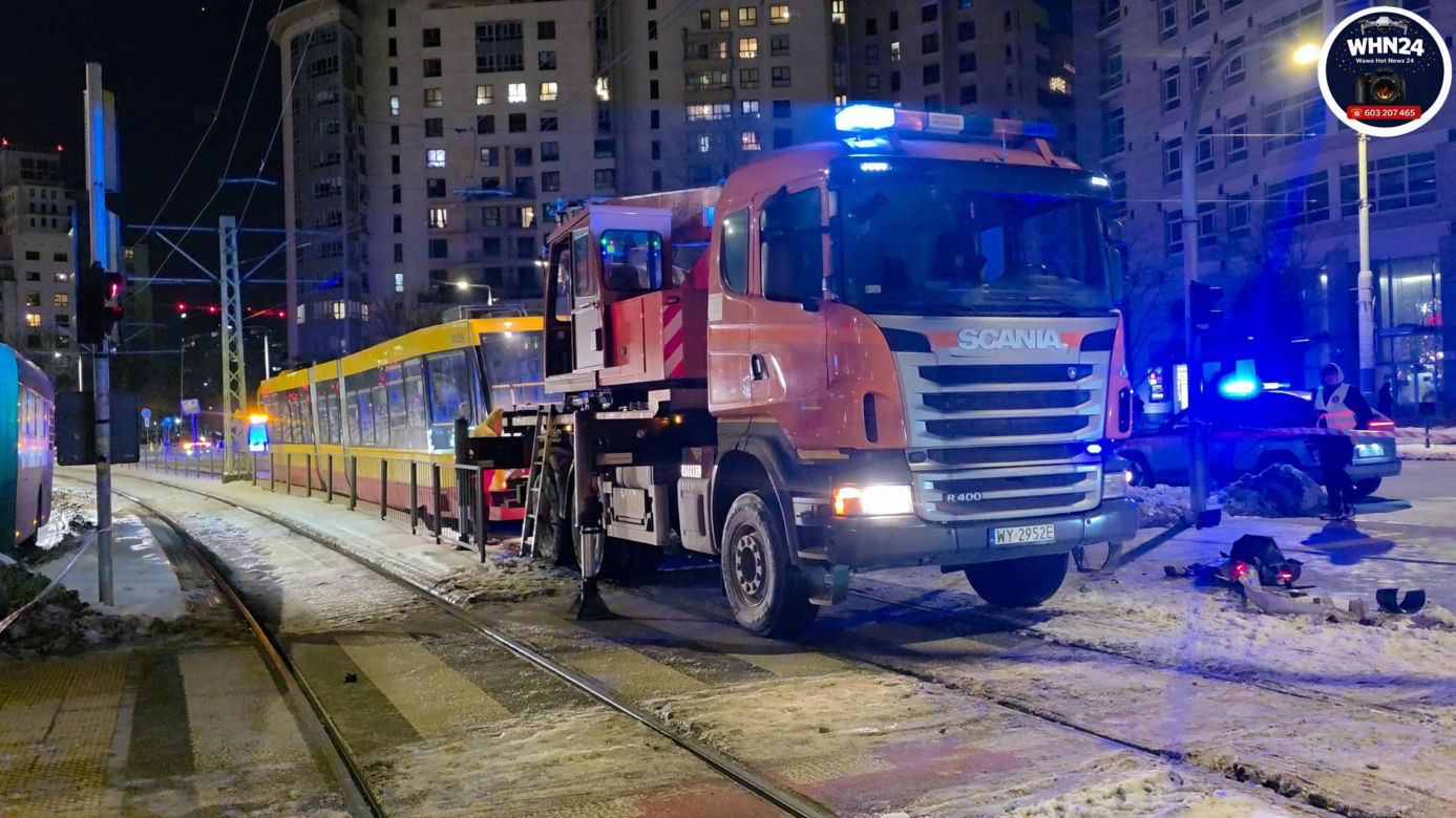 Wykolejenie tramwaju linii nr 28 na rondzie Zgrupowania AK "Radosław" w kierunku dworca Gdańskiego