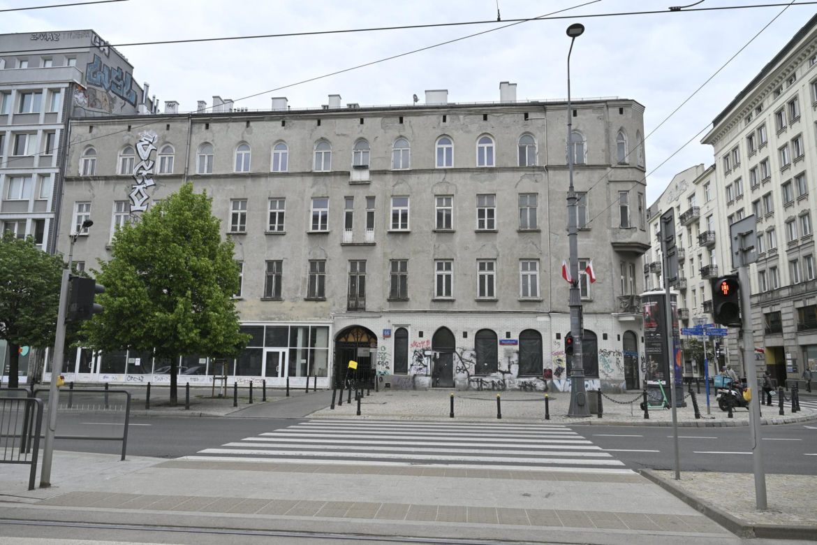 „To co robi miasto, to skandal”. Warszawa sprzedaje zabytkową kamienicę w centrum za grube miliony