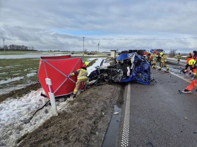 Śmiertelny wypadek na trasie Łomża - Mątwica. Zginął kierowca osobówki
