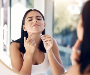 Pojedynczy ciemny włos na brodzie? Sprawdź, kiedy to tylko uroda, a kiedy objaw ukrytej choroby