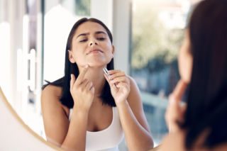 Pojedynczy ciemny włos na brodzie? Sprawdź, kiedy to tylko uroda, a kiedy objaw ukrytej choroby