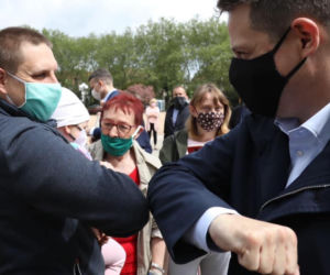 Trzaskowski nie przestrzega rządowych obostrzeń