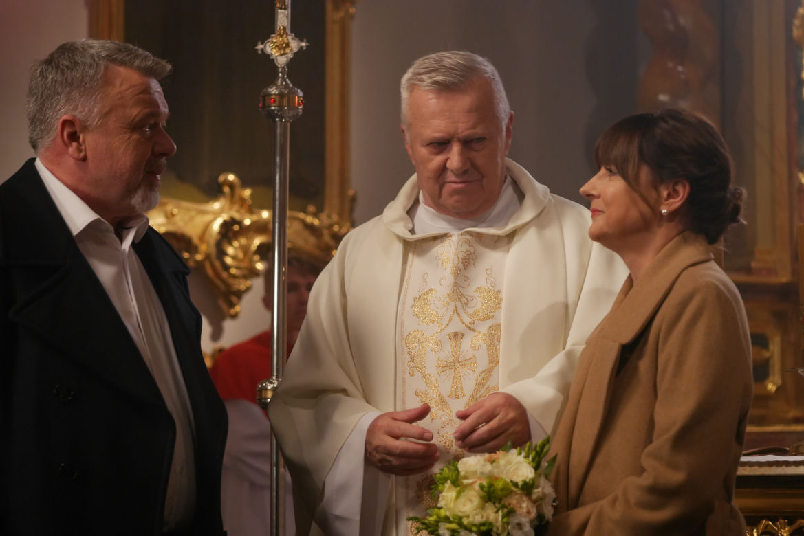 Pierwsza miłość. Anna (Agnieszka Suchora), Marian Śmiałek (Paweł Okoński), ksiądz (Włodzimierz Matuszak)