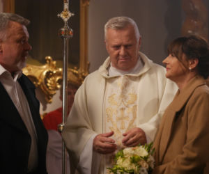 Pierwsza miłość. Anna (Agnieszka Suchora), Marian Śmiałek (Paweł Okoński), ksiądz (Włodzimierz Matuszak)