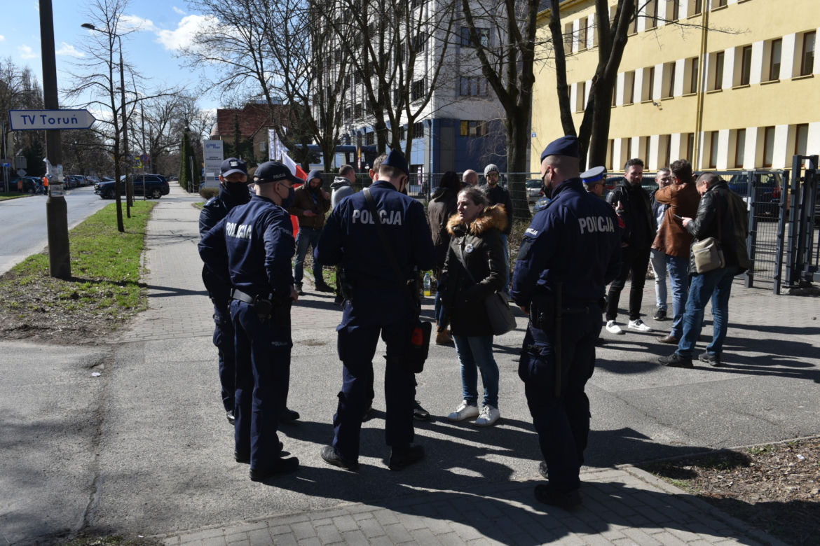 Bartosz T. przesłuchany przez prokuraturę. Zwolennicy "Wolni My" protestowali pod siedzibą w Toruniu