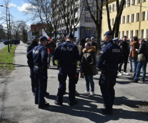 Bartosz T. przesłuchany przez prokuraturę. Zwolennicy Wolni My protestowali pod siedzibą w Toruniu