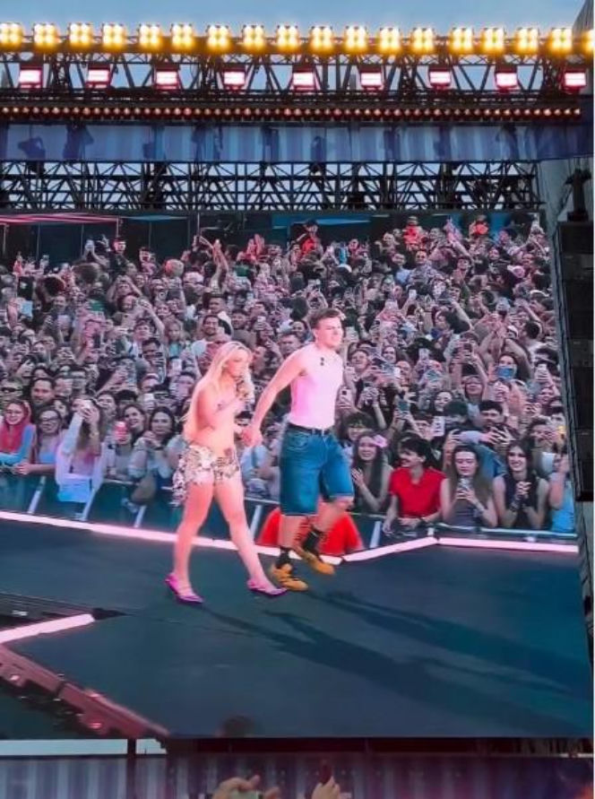 Radny z Konina na scenie z Zara Larsson