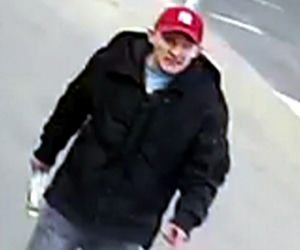 Brutalna napaść o świcie. Policja pilnie poszukuje tych mężczyzn