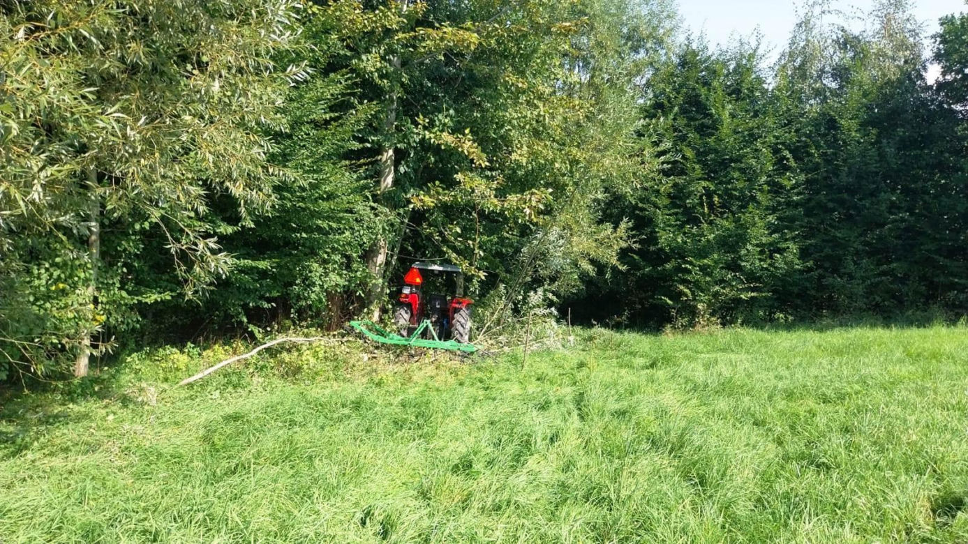 Brzezna. Rolniczy ciągnik przejechał 78-latka! Senior zabrany do szpitala przez śmigłowiec ratowniczy