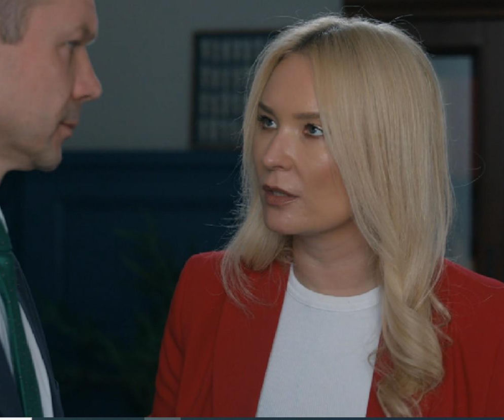 Lesław Żurek jako Bruno i Marta Dąbrowska jako Karolina, postacie z Barw szczęścia. Aktorzy grający parę omawiają plany w hotelu. W 3286. odcinku Bruno i Karolina zamierzają zmierzyć się z Justinem, o czym przeczytasz więcej na portalu Super Seriale.