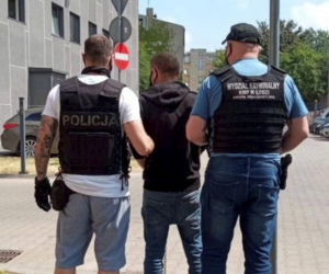Zatłukli biznesmena trzonkami siekier. Jeden z morderców wciąż na wolności