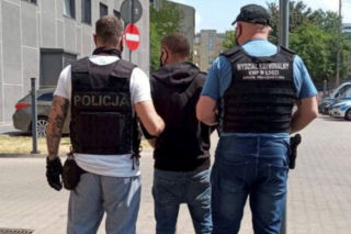 Zatłukli biznesmena trzonkami siekier. Jeden z morderców wciąż na wolności