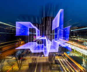 Neonowy blok powstał w Warszawie. W objęciach trzyma przedwojenną willę