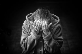Zmuszali starszą kobietę do jedzenia wymiocin i polewali zimną wodą. Horror w Śremie