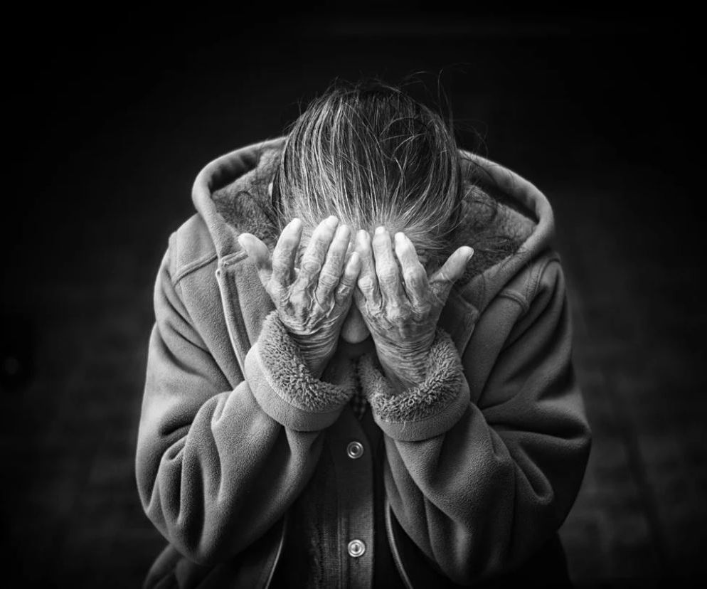 Zmuszali starszą kobietę do jedzenia wymiocin i polewano zimną wodą. Horror w Śremie