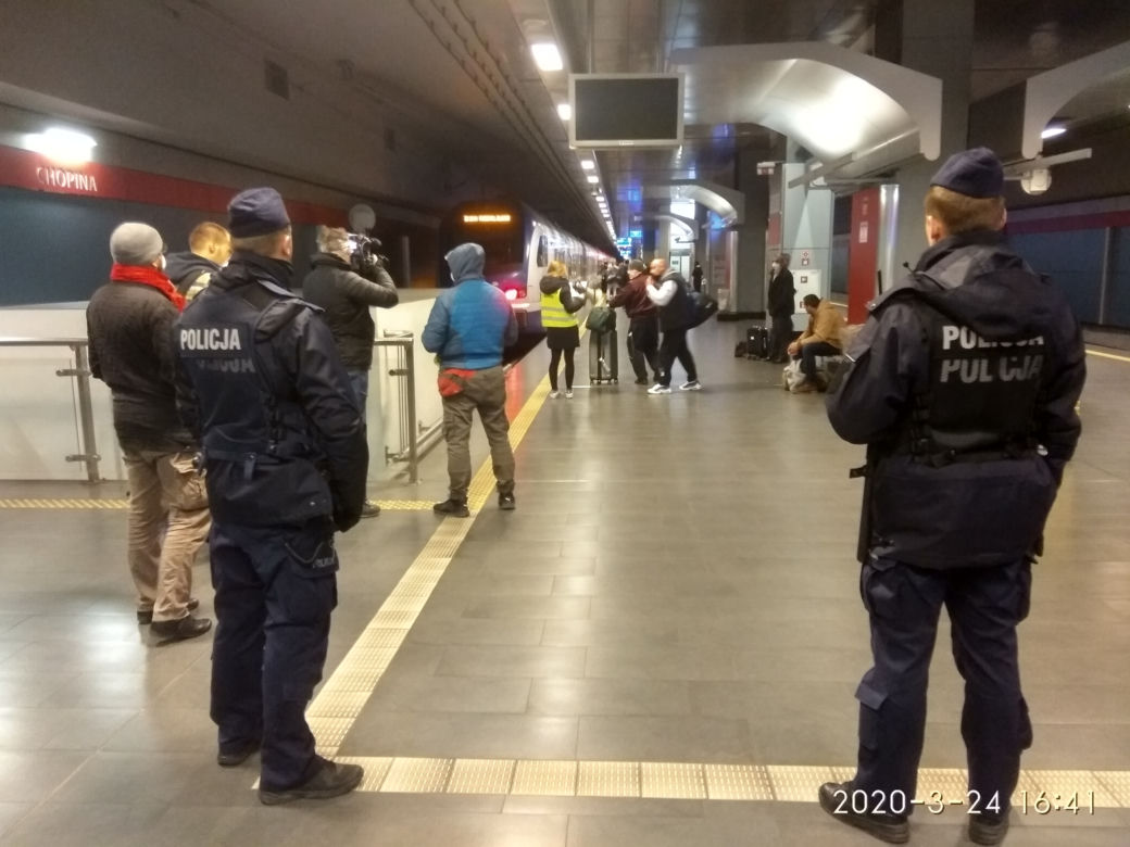 Policjanci na Okęciu. Tak wygląda akcja "LOT do domu"
