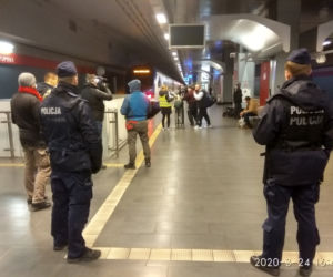 Policjanci na Okęciu. Tak wygląda akcja LOT do domu