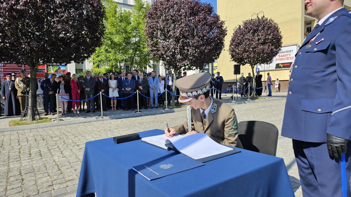 Nadanie sztandaru dla KPP w Świdwinie