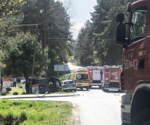 Auto dachowało i zatrzymało się na drzewie. Dwie młode osoby poważnie ranne