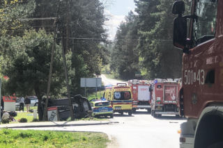 Auto dachowało i zatrzymało się na drzewie. Dwie młode osoby poważnie ranne