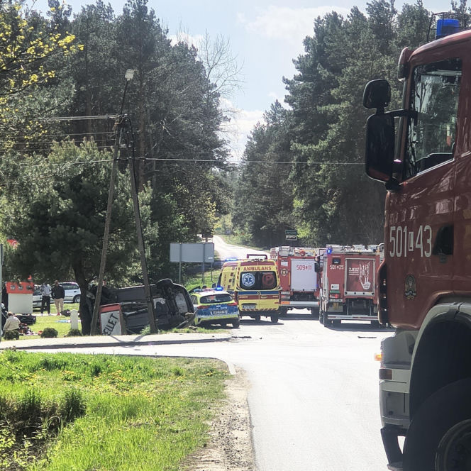 Auto dachowało i zatrzymało się na drzewie. Dwie młode osoby poważnie ranne