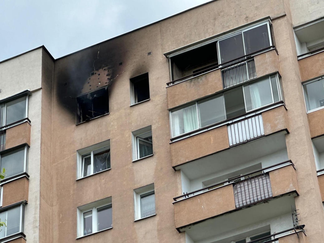 Pożar w bloku na Bemowie. Płonie mieszkanie na 11. piętrze. Jedna osoba poszkodowana	
