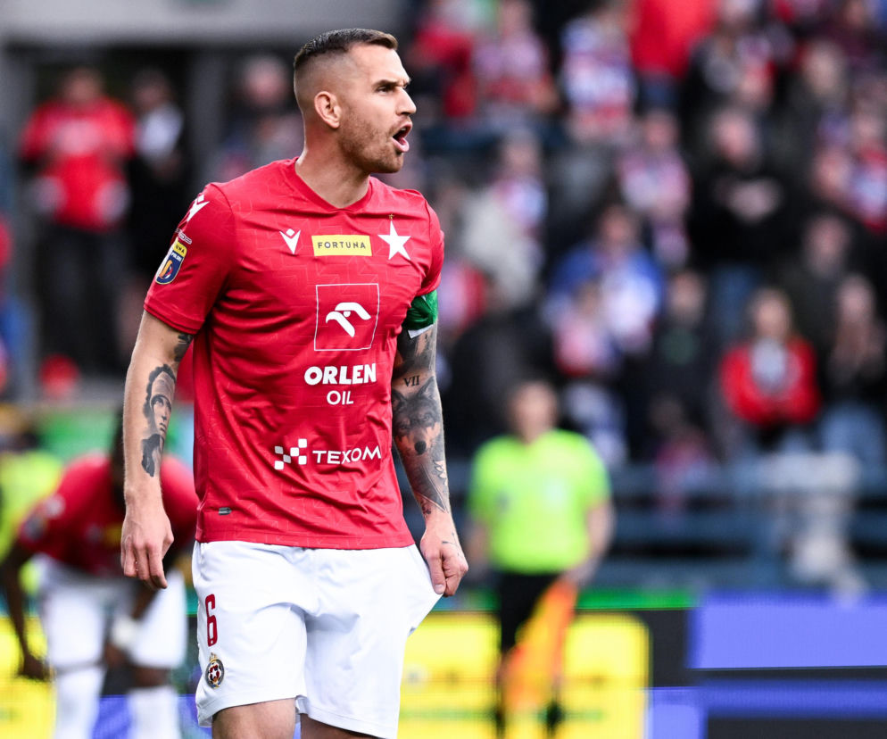 Piłkarz Wisły Kraków Alan Uryga krzyczy w emocjach podczas meczu. O remisie z Koroną przeczytasz na SE Supersport.