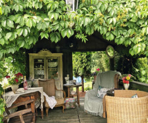 Styl vintage w ogrodzie  Magdy. W środku retro meble z lat 30. ubiegłego wieku