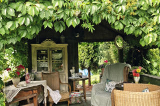 Wiata ogrodowa w retro klimacie. Kredens i stół z lat 30. XX wieku to rodzinne pamiątki