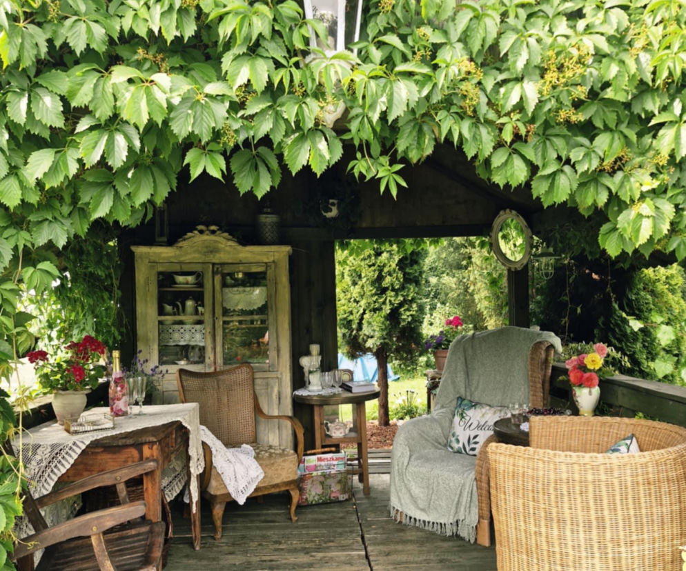 Styl vintage w ogrodzie  Magdy. W środku retro meble z lat 30. ubiegłego wieku