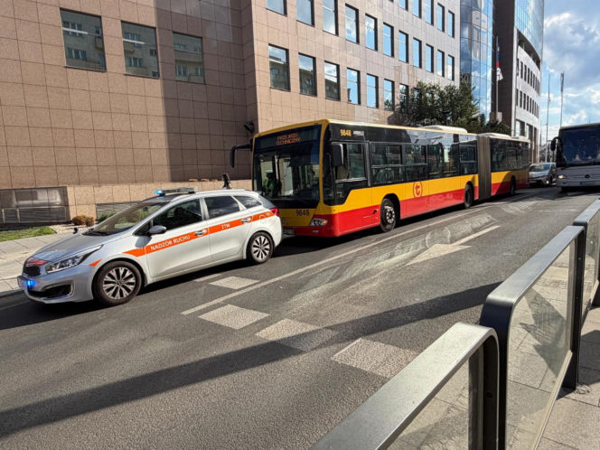Kobieta przewróciła się w autobusie i zmarła