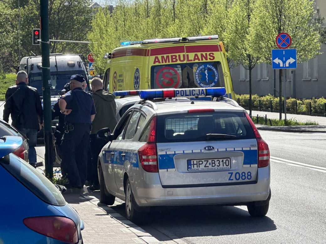 Emeryt z nożem w klatce piersiowej. Dramatyczna akcja ratunkowa na Ochocie. „Wyciągnęli go z auta”