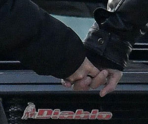 Maciej Musiał najpierw pieści auto, potem dziewczynę