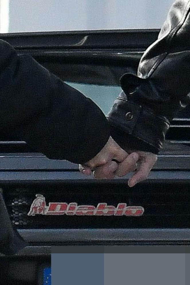 Maciej Musiał najpierw pieści auto, potem dziewczynę