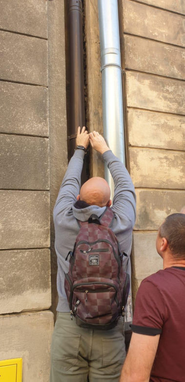 Kotek wypadł z II piętra