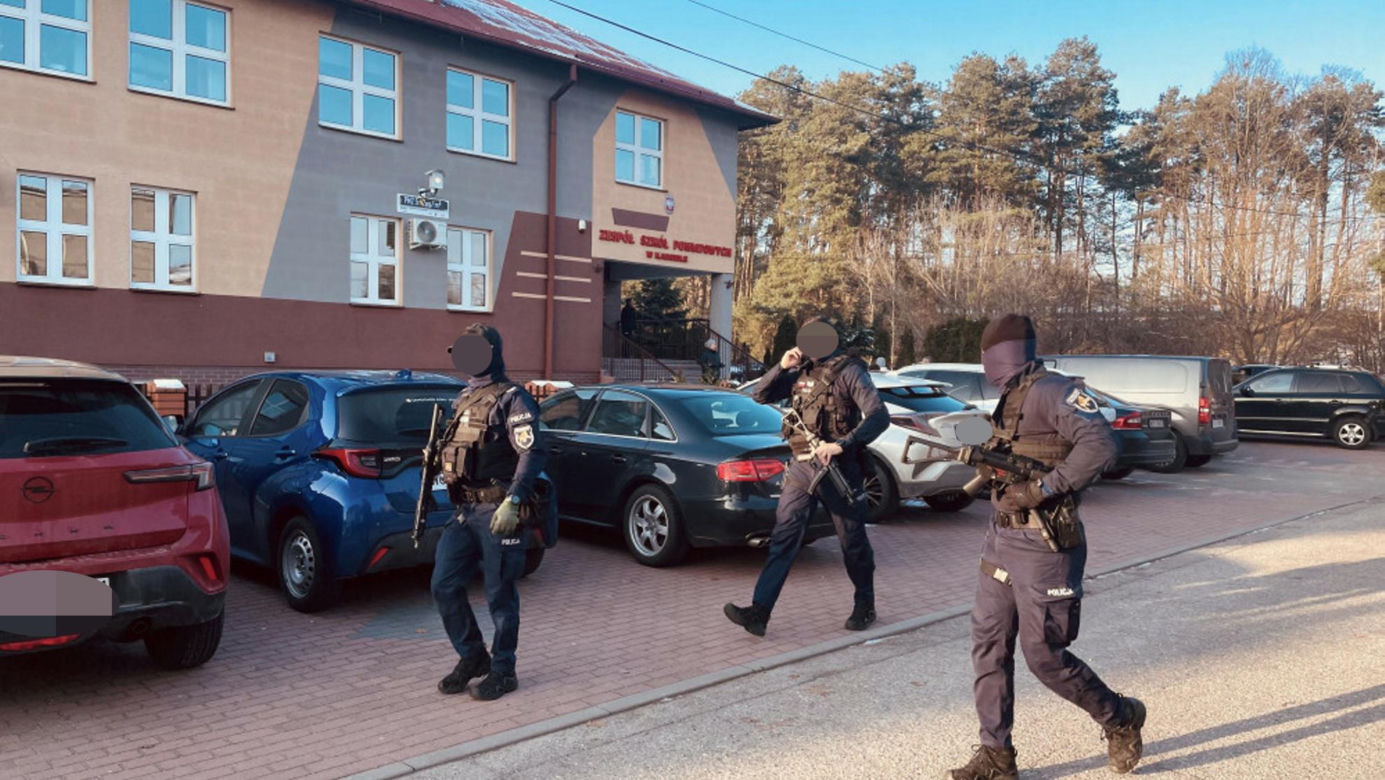 To on zadawał ciosy nożem w szkole. 18-letni uczeń ranił 3 osoby