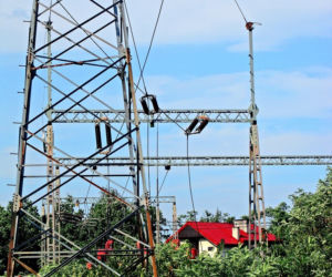 Słup energetyczny na działce budowlanej