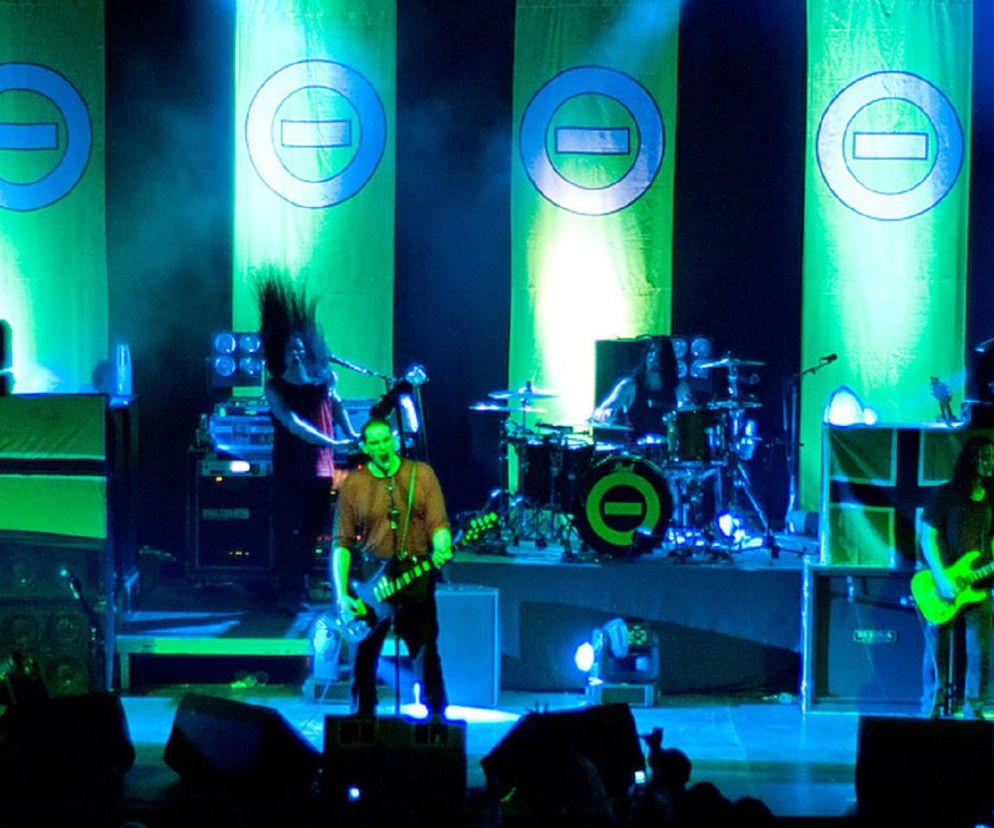 Zespół Type O Negative na scenie podczas koncertu w zielonym oświetleniu. O nowej premierze przeczytasz na EskaRock.
