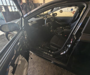 20 zarzutów za paserstwo. Rozbierali auta pod Wołominem. Kobra likwiduje samochodową dziuplę!