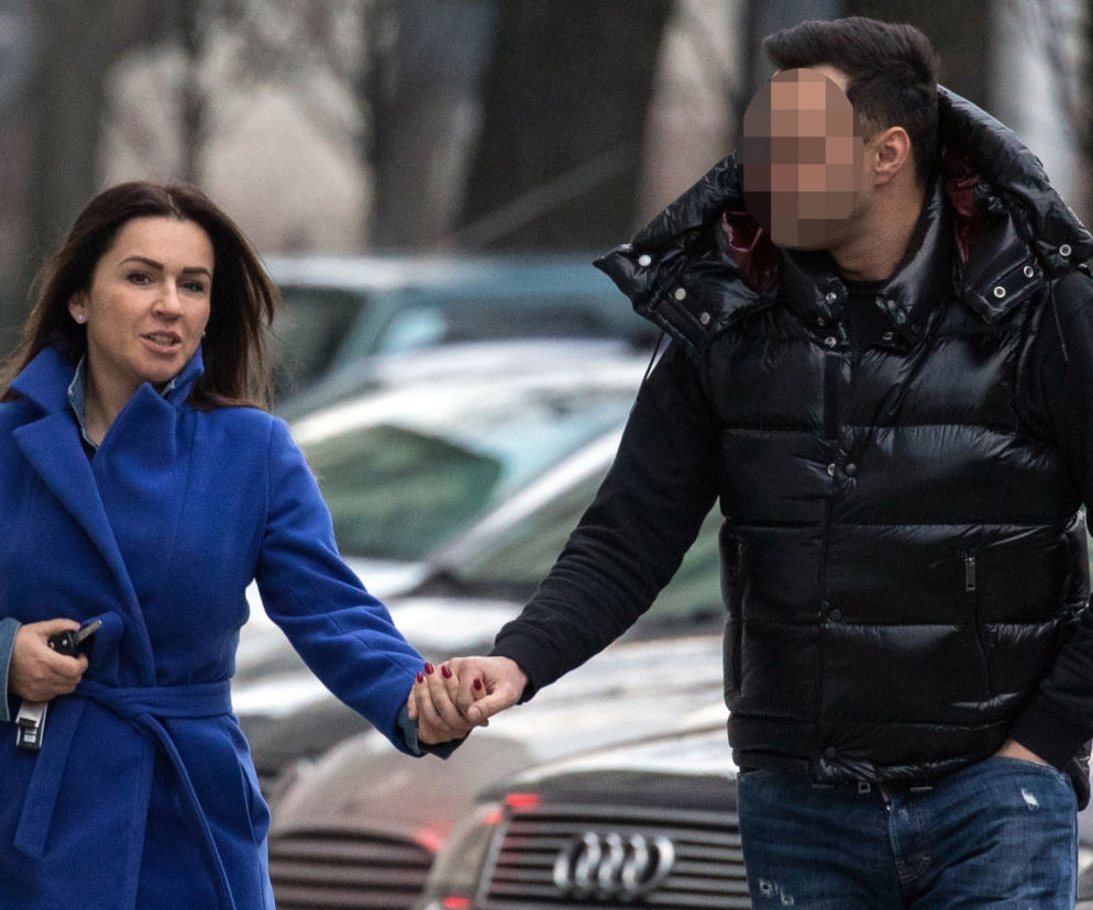 Beata Tadla z partnerem trzymają się za ręce. 