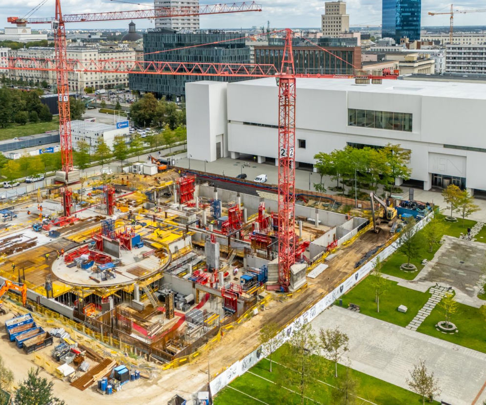 Plac budowy teatru TR Warszawa obok białego gmachu MSN. O zmianach w projekcie elewacji przeczytasz w serwisie Architektura.