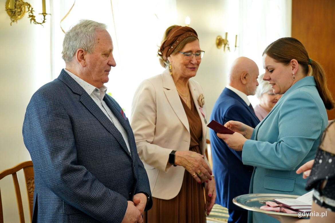 Prezydent Aleksandra Kosiorek i Agata Lipińska, zastępczyni kierownika Urzędu Stanu Cywilnego w Gdyni uhonorowały małżeństwa z długim stażem