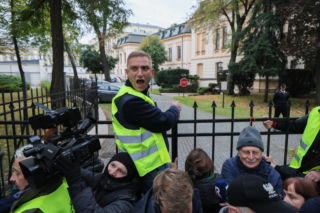 Awantura przed Trybunałem Konstytucyjnym! W ruch poszły barierki. Policja na miejscu!