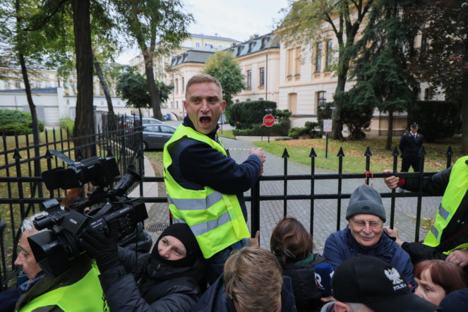 Awantura przed Trybunałem Konstytucyjnym! W ruch poszły barierki. Policja na miejscu!