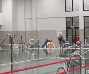 Nielegalna impreza na basenie w Błoniu. Zamiast sprzątać, pluskali się wodzie