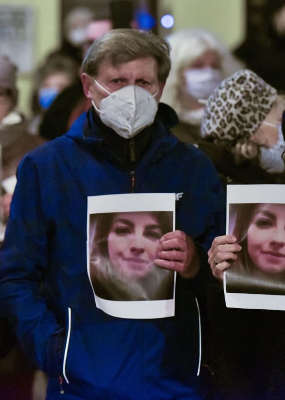 Tłumy mieszkańców Torunia na pikiecie upamiętniającej śmierć Izy z Pszczyny. Na proteście pojawił się Leszek Balcerowicz